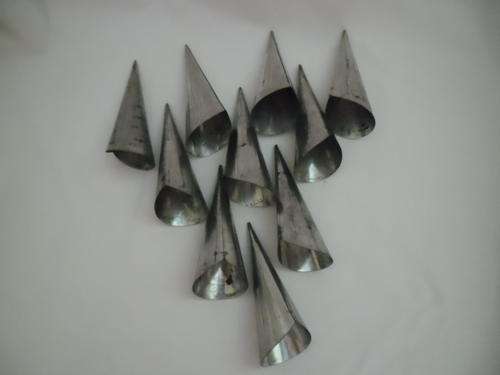 10 VINTAGE NUTBROWN BAKING CREAM HORN MOULDS, MADE IN ENGLAND, REDUCED BY R50.00!