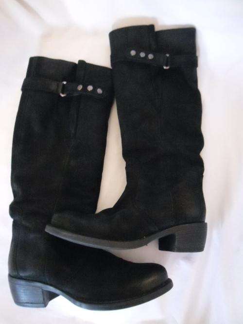 "DANIELLA MICHELLE" BEAUTIFUL VERY SOFT BLACK LEATHER BOOTS, SIZE 5