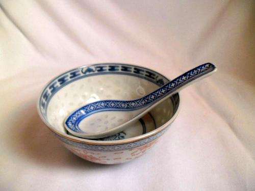 CHINESE RICE PATTERN BOWL WITH GOLD DETAILS & MATCHING SPOON
