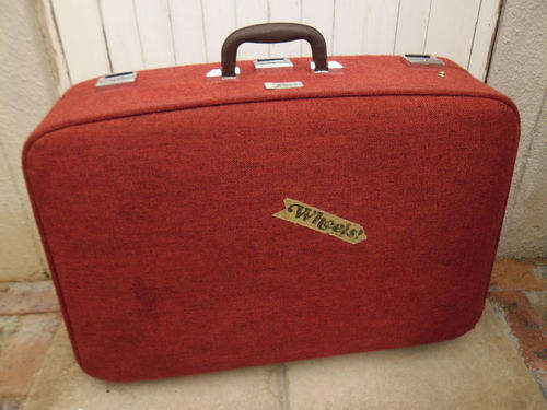 BEAUTIFUL VINTAGE RETRO 1960s RED TWEED SKYWAY SUITCASE ON WHEELS WITH SILVER SATIN INTERIOR & KEY