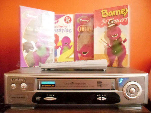 SAMSUNG SV 2261 VHS/VCR VIDEO PLAYER RECORDER WITH REMOTE CONTROL & FOUR BARNEY MOVIES, LIKE NEW!!!