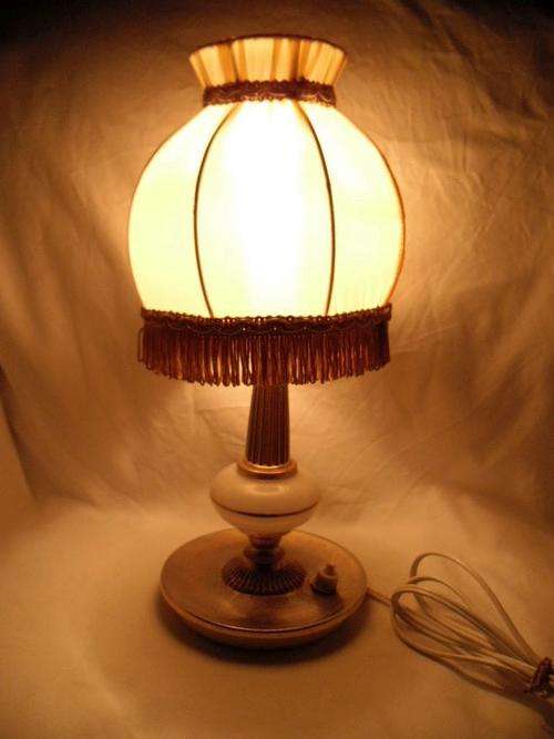 VINTAGE GOLD COLOURED TIN & GLASS LAMP MADE BY GAMO IN SPAIN WITH BROCADE TRIMMED FRINGED SILK SHADE