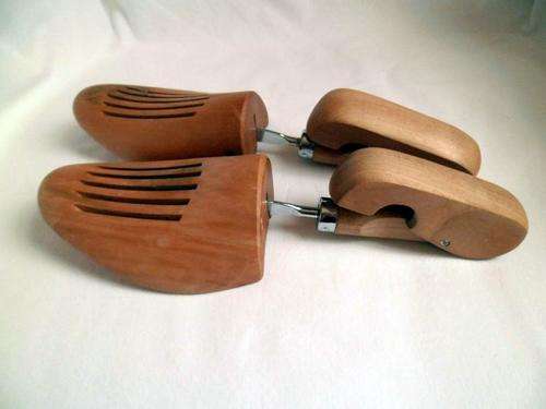 PAIR OF ADJUSTABLE & FOLDABLE WOODEN SHOE TREES, SIZE 39 - 41 or 6 - 8