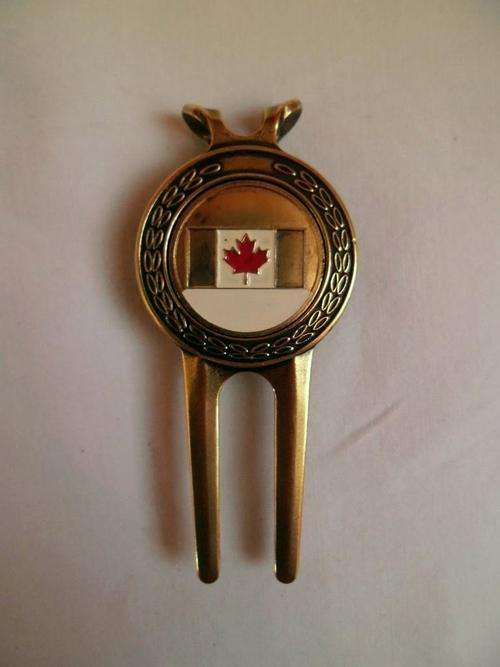 NOW REDUCED BY 50 %! VTG SOLID BRASS *GOLF DESIGN* DIVOT TOOL WITH FLAG OF CANADA OR AS MONEY CLIP