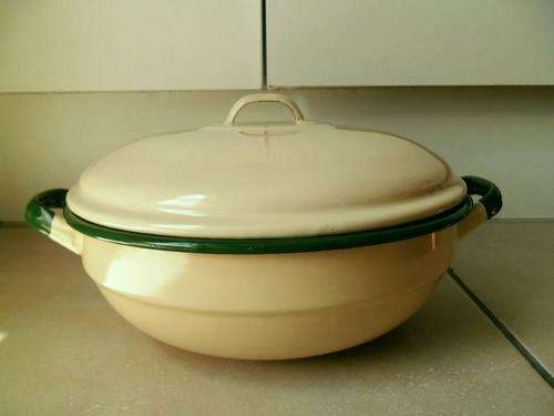 VINTAGE YELLOW GREEN RIM LIDDED ENAMEL POT, EXCELLENT CONDITION!