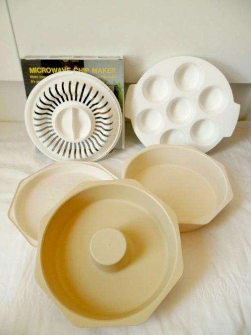 FIVE ITEMS MICROWAVE BAKE WARE: CHIPS MAKER, MUFFIN PAN, WILLOW MICRO. BUNDT, CAKE PAN, FLAT PIE PAN