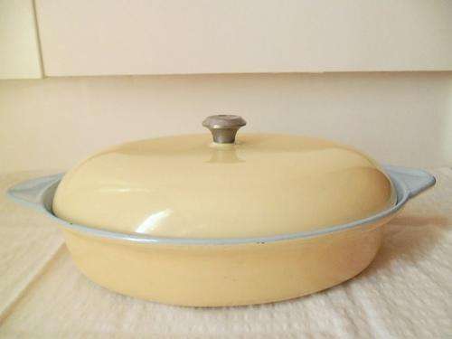 LARGE VINTAGE ENAMEL CAST IRON CASSEROLE, ALMOST LIKE NEW! AUCTION CLOSES WITH THE 1. BID!