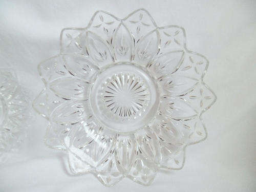 NOW REDUCED BY 50 %! VINTAGE TWO DIFFERENT SIZED *FEDERAL PETAL* CLEAR DEPRESSION GLASS BOWLS