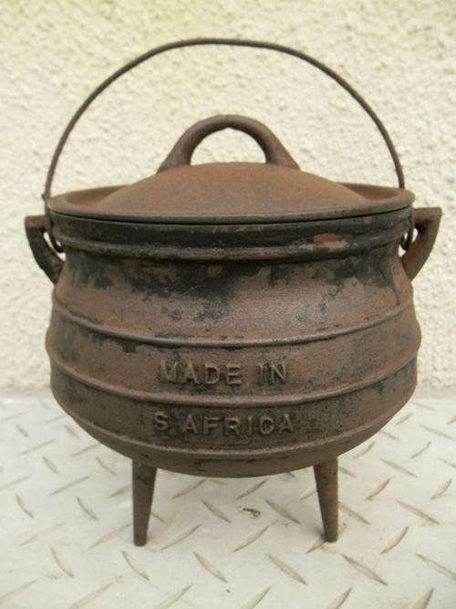 NOW REDUCED BY 50 %! LEGENDARY *FALKIRK* 3/4 CAST IRON POTJIE POT - GREAT 2 LITRE CAMPING SIZE