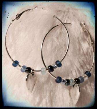 SILVER HOOP EARRINGS WITH SEEDBEADS