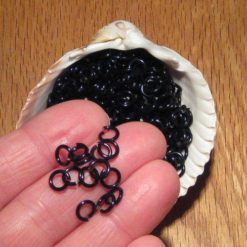 JUMP RINGS - 22 GAUGE - SHINY BLACK - 4 mm - SOLD PER PACK OF 50