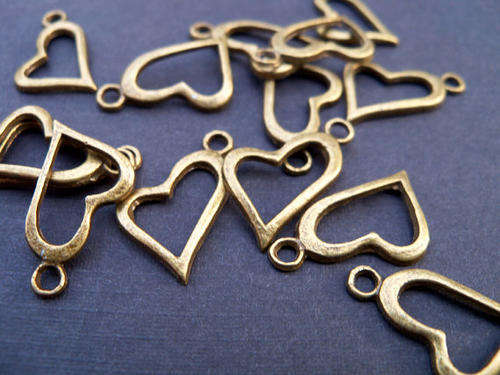 CHARMS - BRONZE - SINGLE OPEN HEART - 20x11mm