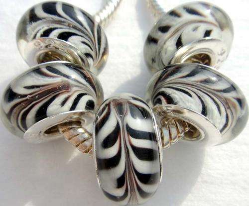 EUROPEAN STYLE - 925 SILVER CORE  - MURANO GLASS BEADS - CLEAR - BLACK AND WHITE FEATHER DESIGN