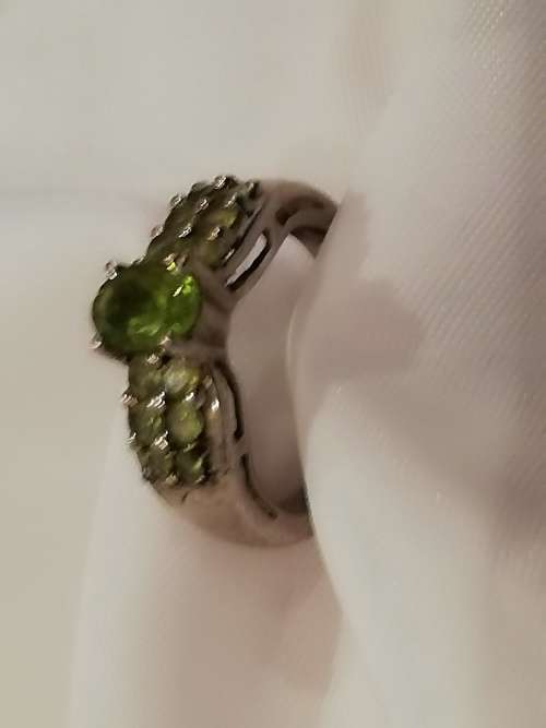 Marked 925 vintage ring with lovely peridot stones.