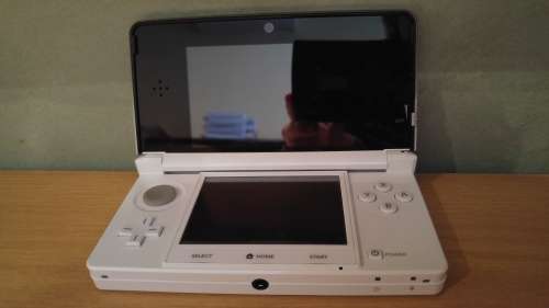 White Nintendo 3DS Console