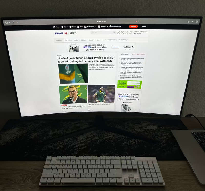 Samsung 32` FHD Curved Monitor with bezel-less design