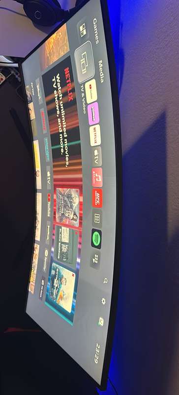 Samsung 32` FHD Curved Monitor with bezel-less design