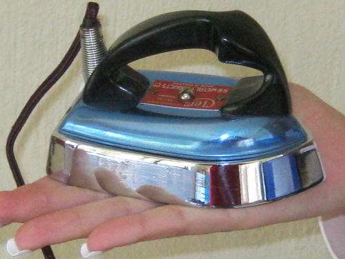 VINTAGE TRAVEL IRON - from 1950s in working condition in orignal box