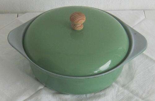 VINTAGE ENAMEL CAST IRON POT