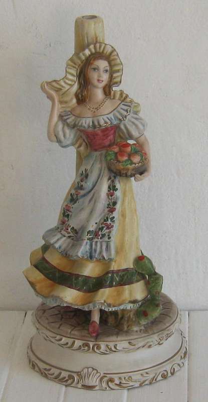 BEAUTIFUL PORCELAIN FIGURINE LAMP - MADE IN ITALY