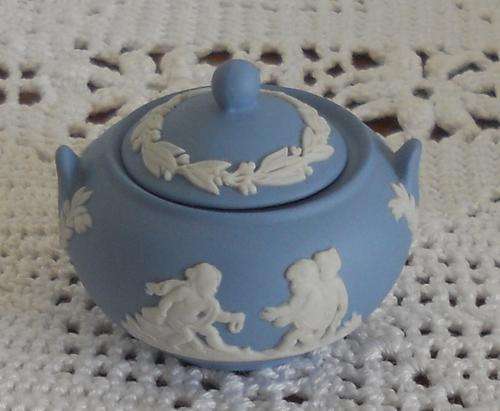 WEDGWOOD PILL BOX / RING BOX - BEAUTIFUL