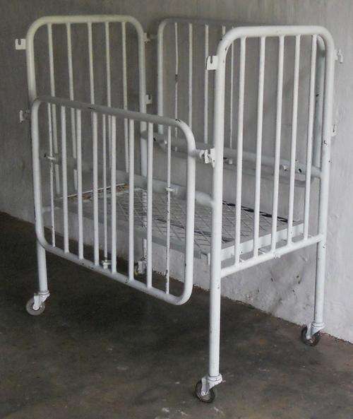 VINTAGE HOSPITAL BABY'S IRON COT - RARE & COLLECTIBLE