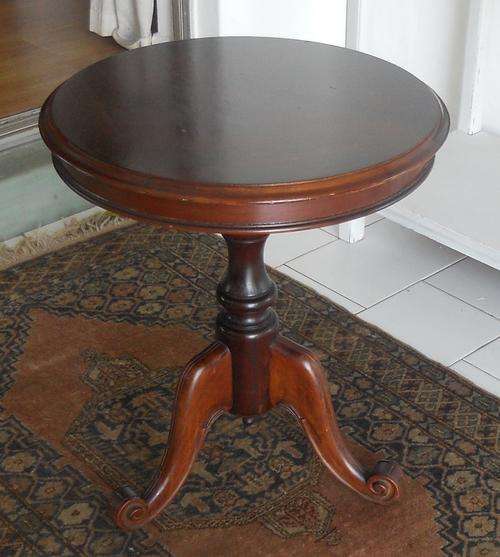 VINTAGE SOLID AND BEAUTIFUL WINE OR SIDE TABLE