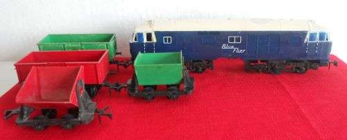 TRIANG LOCOMOTIVE AND COACHES