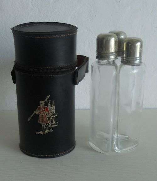 TRAVELING BEEFEATER TANTALUS / 3 GLASS BOTTLED "HIP FLASK"
