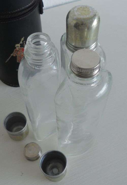 TRAVELING BEEFEATER TANTALUS / 3 GLASS BOTTLED "HIP FLASK"