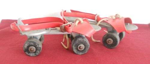 VINTAGE 1950s METAL ROLLER SKATES