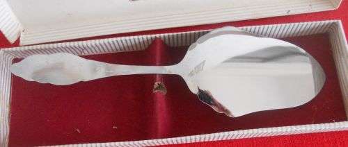 BOXED ELWEZETTA CHROME PLATED CAKE LIFTER
