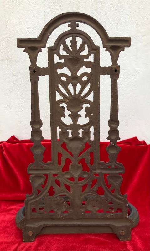 VINTAGE WROUGHT IRON STAND