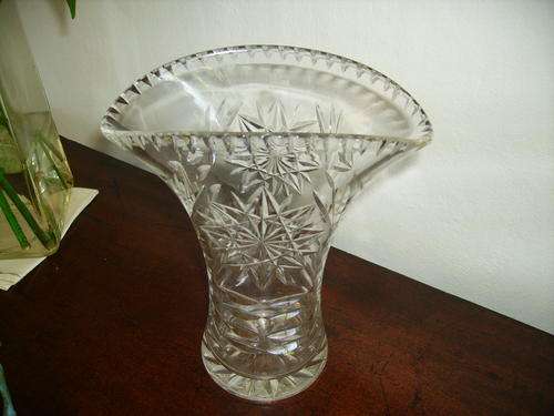 STUNNING CRYSTAL VASE