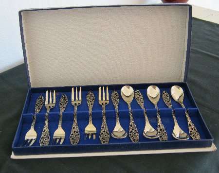 VINTAGE SET OF TEASPOONS AND CAKE FORKS
