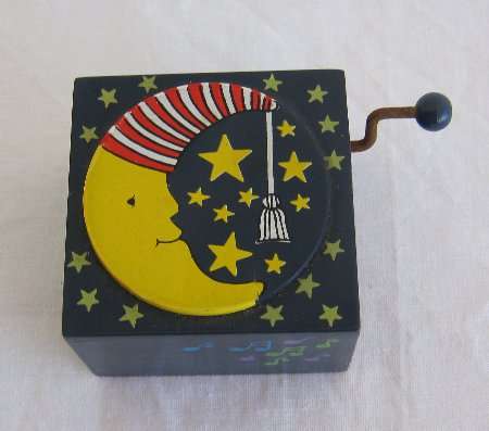 OLD FASHIONED SMALL WIND UP MUSIC BOX