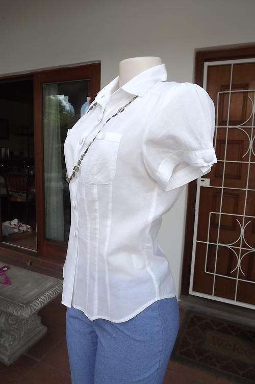 RT White Pure Cotton Short Puffed Sleeve Blouse with 2 Front Pockets in size 8/32