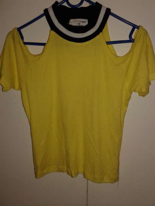 YELLOW & BLACK OPEN SHOULDER LEGIT TOP SIZE 12