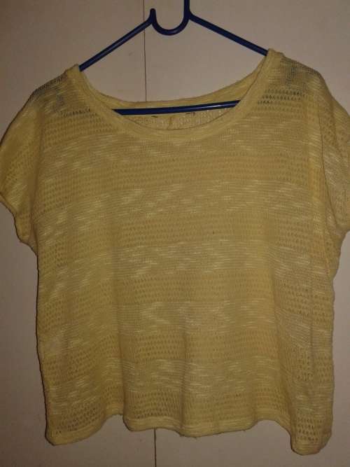 YELLOW KNITTED SHORT SLEEVE TOP SIZE LARGE