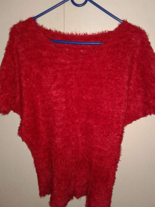 RED FLUFFY SHORT SLEEVE TOP SIZE L