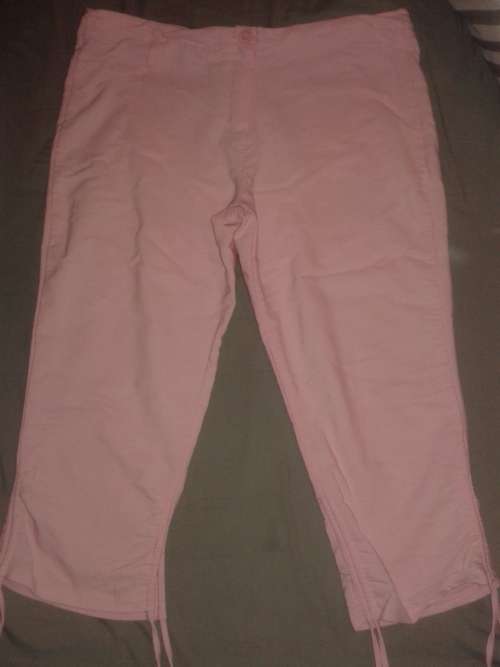 LADIES 3/4 PINK PANTS SIZE 36