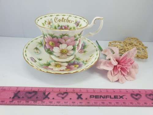 COMPLETE SET . Flowers of the month Royal Albert . mint condition