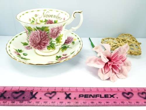 COMPLETE SET . Flowers of the month Royal Albert . mint condition