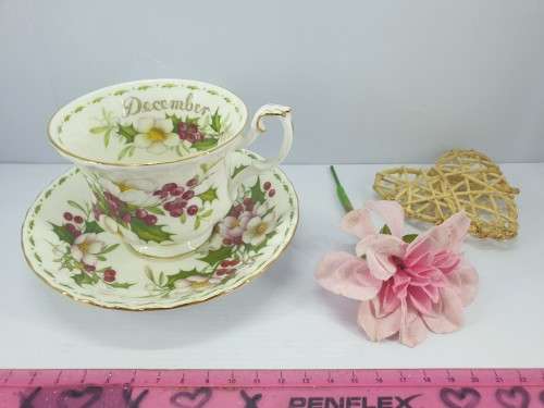 COMPLETE SET . Flowers of the month Royal Albert . mint condition