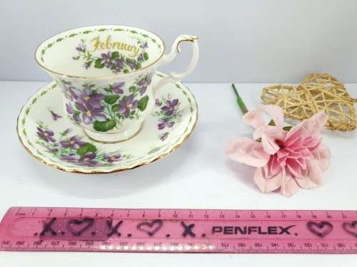 COMPLETE SET . Flowers of the month Royal Albert . mint condition