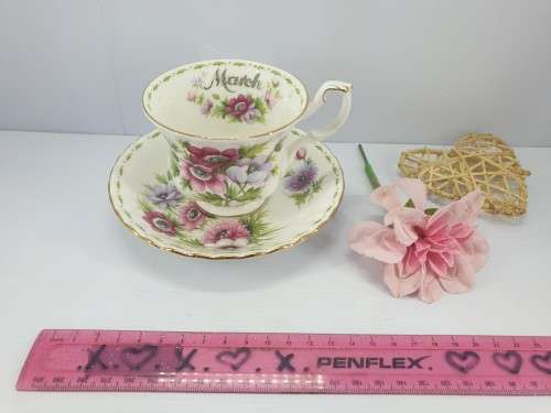 COMPLETE SET . Flowers of the month Royal Albert . mint condition