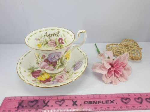 COMPLETE SET . Flowers of the month Royal Albert . mint condition