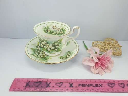 COMPLETE SET . Flowers of the month Royal Albert . mint condition