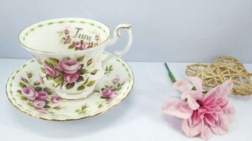 COMPLETE SET . Flowers of the month Royal Albert . mint condition