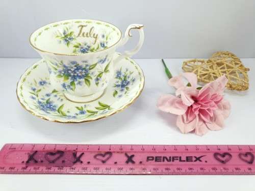COMPLETE SET . Flowers of the month Royal Albert . mint condition